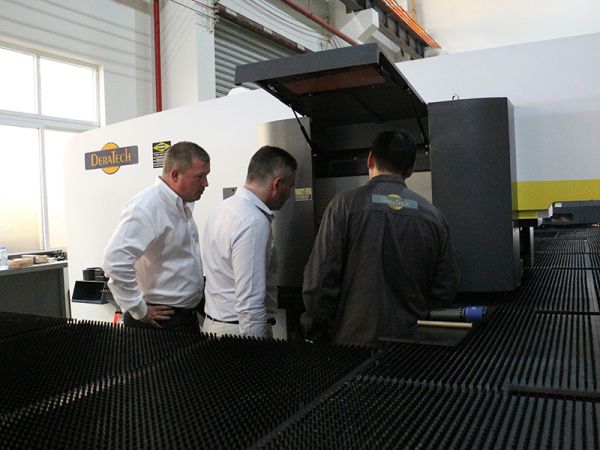 Máy Gia Công Kim Loại CNC Được Anh Công Nhận