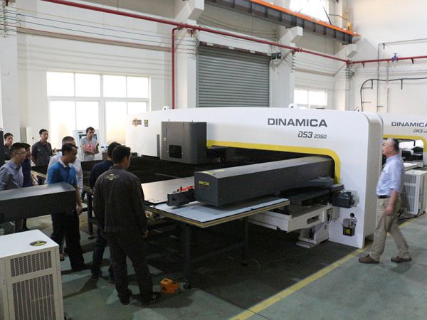 Máy Gia Công Kim Loại CNC Được Anh Công Nhận