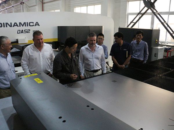 Máy Gia Công Kim Loại CNC Được Anh Công Nhận