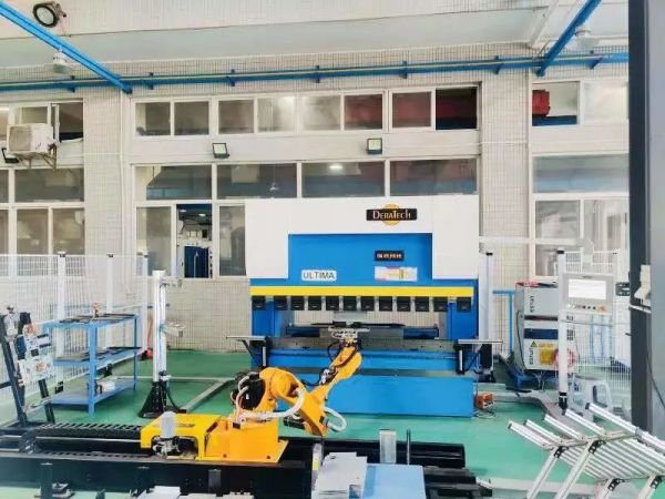 Máy Chấn Gấp Tấm Kết Hợp Robot Sử Dụng Trong Sản Xuất Thiết Bị Điện