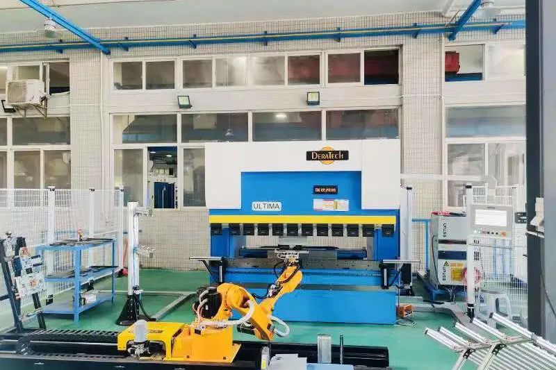 Máy Chấn Gấp Tấm Kết Hợp Robot Sử Dụng Trong Sản Xuất Thiết Bị Điện